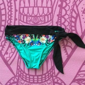 RED CARTER BIKINI BOTTOM SIZE XS